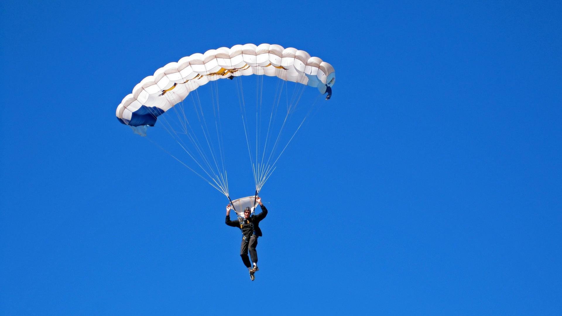 “马科斯·梅特罗的全能防守与强大进攻，为阿根廷美洲狮队打下胜利基础”