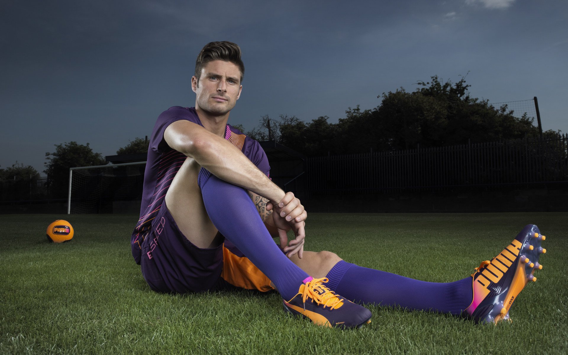 中锋与边锋配合默契，战术执行明确，中锋对位