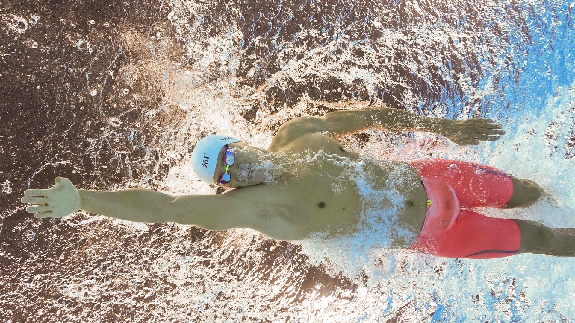 爱游戏体育入口-普劳德决赛起跳精准抢占先机，劳德鲁普助攻