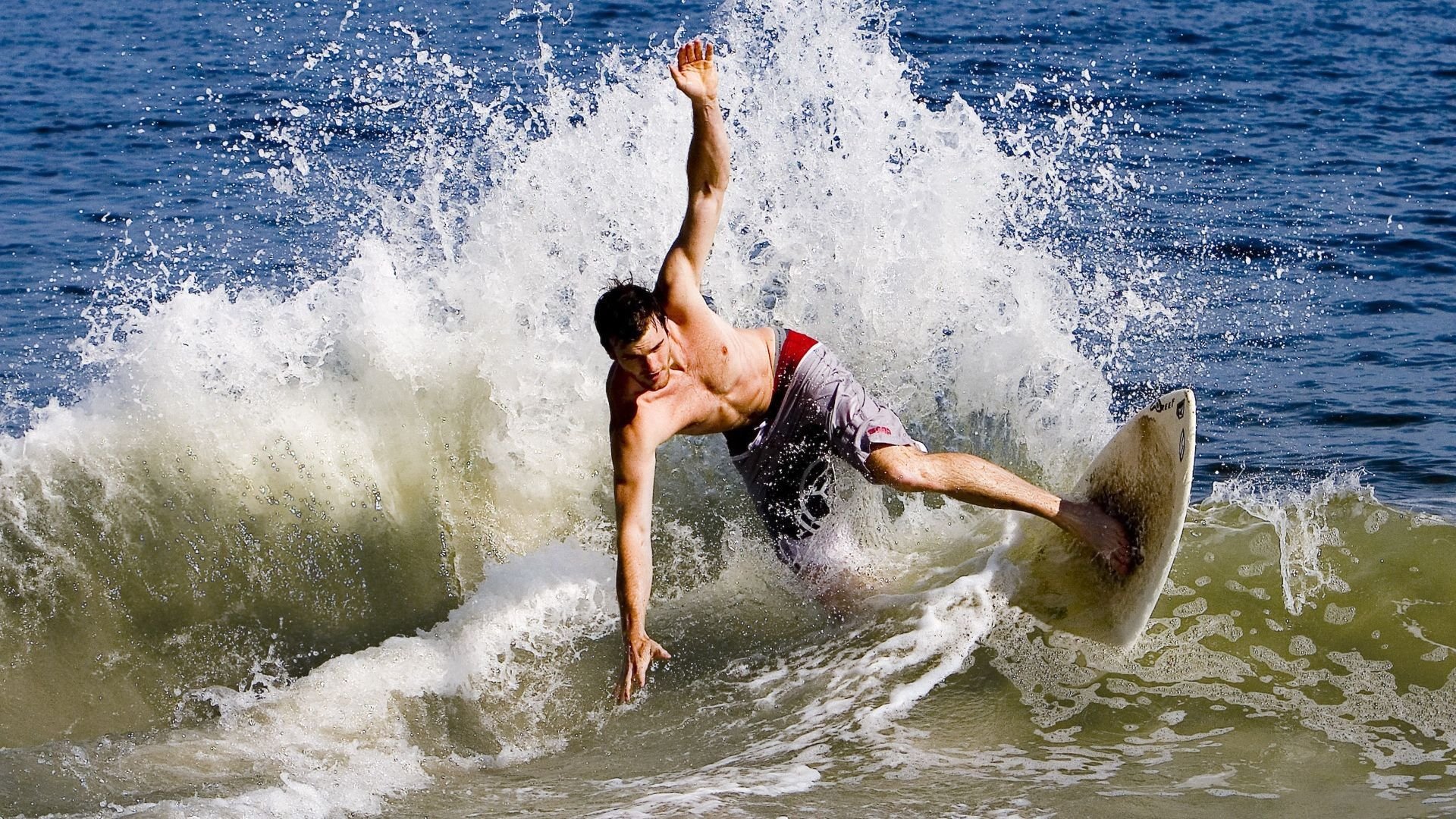 简:凭借敏捷的边路移动,为全黑队带来无数进攻机会